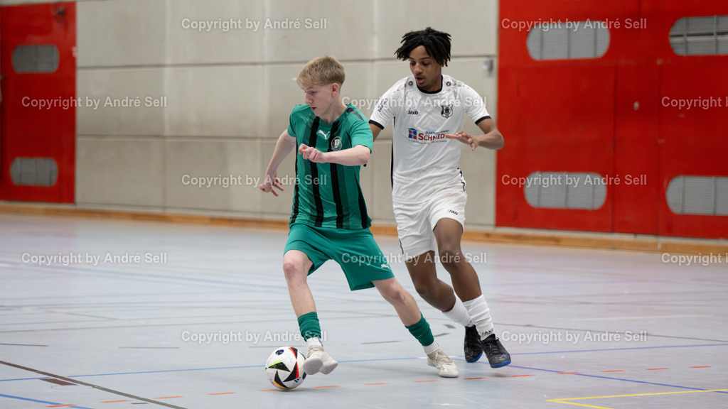 20250118_6895 | 21. A-Jugend-Turnier des VfR Neumünster um den KulturLokschuppen-Pokal 2025, VF 2 - Eckernförder SV (weiss) vs. TSV Klausdorf (grün), Rayan Hansen (Eckernförde #18) / Mathis Delfs (Klausdorf #3) - Realisiert mit Pictrs.com
