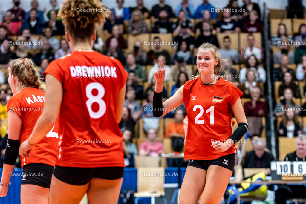 2022-00063401-Testspiel-Deutschland-Brasilien | Jubel Camilla WEITZEL #21 (Mittelblock) GER, 17.09.2022; Berlin Foto: Gerold Rebsch - www.beachpics.de
