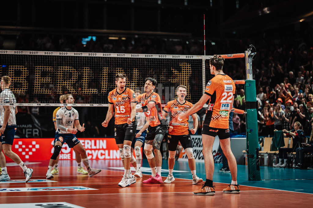 Volleyball | Herren | Saison 2024/2025 | 1. Volleyball Bundesliga Männer | Finale | BERLIN RECYCLING Volleys vs. SVG Lüneburg | 03.05.2025 | v.l. Moritz Reichert (#15, Berlin Recycling Volleys) Nehemiah Mote (#5, Berlin Recycling Volleys) Johannes Tille (#6, Berlin Recycling Volleys) und Jake Hanes (#22, Berlin Recycling Volleys) jubeln