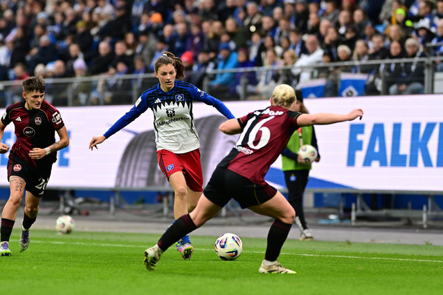 Fußball I Frauen I Saison 2025-2026 I Bundesliga I 10. Spieltag I Hamburger SV - 1. FC Nürnberg I 44662 | Lotta Wrede (32, Hamburger SV) gegen Aleigh Gambone (16, 1. FC Nürnberg) - Realisiert mit Pictrs.com
