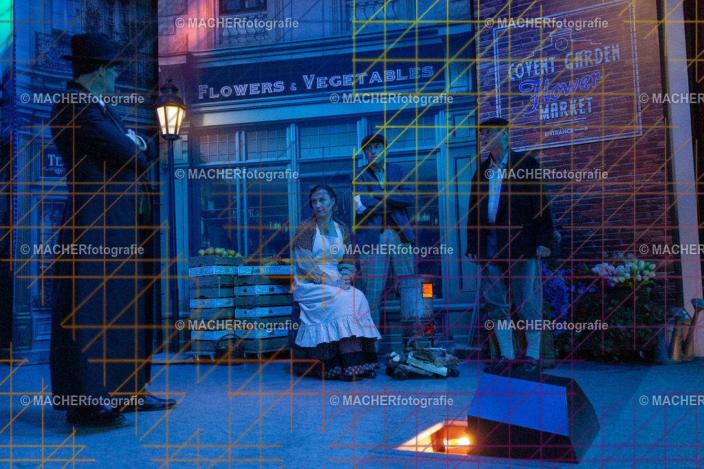 022_MFL-2025 | Portraitbilder von Regisseur; Darsteller; Techniker; Maske; Kostüme; Chor; Musiker; Bilderserie der Generalprobe und der Premierenvorstellung, Szenenbilder; Ausdrucksstudien; Bühnenüberblick; Bühnenkulissen; Pressefotos inkl. Redaktionsfoto Darstellergruppe.