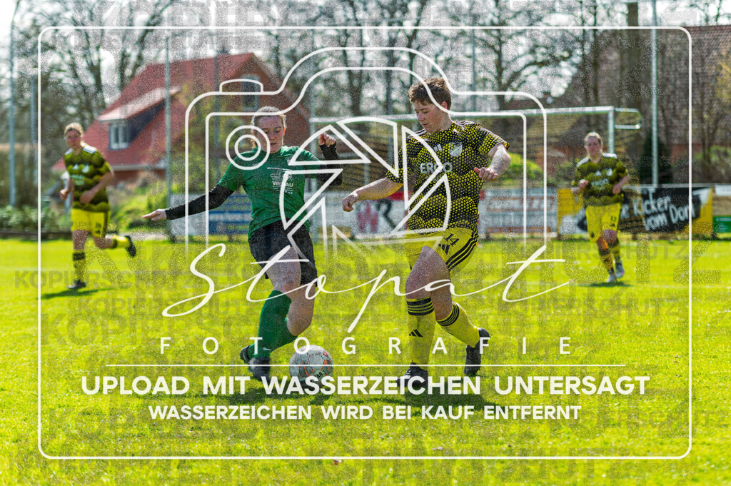 SGFTUS-1026 | Nadine Fellenberg (TuS Eversen-Sulze #20) und Jenni Tanja Engelhard (SG Fulde #14) beim Damen Kreisliga HK/CE Spiel zwischen SG Fulde und TuS Eversen-Sulze im Fulder Zentralstadion, Fulde (Simon Paul Stopat) - Realisiert mit Pictrs.com