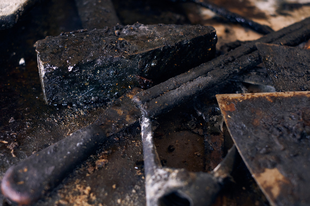 Hornmanufaktur, Werkzeug auf der Werkbank | Wien, Austria - August 09, 2022; Hornmanufaktur Thomas Petz; Werkzeug auf der Werkbank - Realisiert mit Pictrs.com