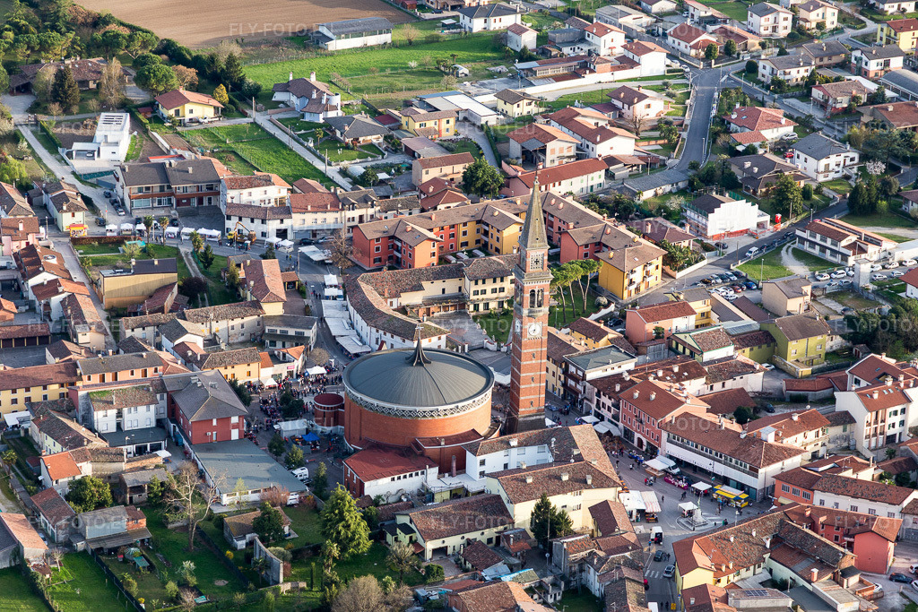 Vue aérienne: Vue de la ville à Monte Santo-Stradalta dans le département Frioul-Vénétie Julienne, Italie. Photo: IMG_105815.jpg prise le 08/04/2018 par Werner Riehm/FLY-FOTO.eu – Résolution de l'original: 5472 x 3648 px