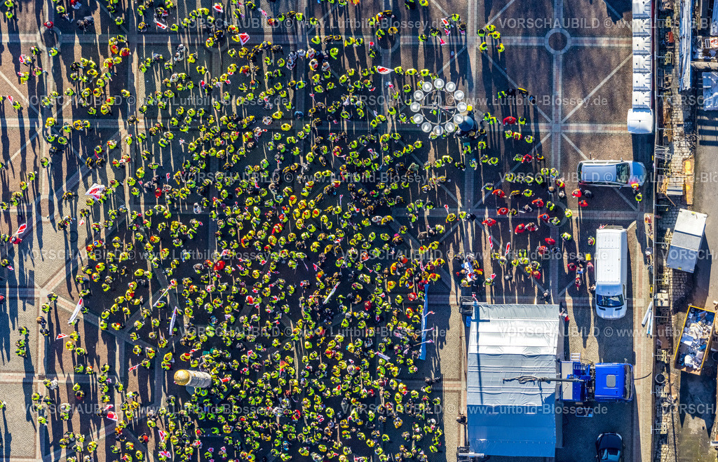 Dortmund230200303 | Luftbild der zentralen Poststreik-Kundgebung in Dortmund auf dem Friedensplatz vor dem Dormunder Rathaus. Rund 3.500  Beschäftigte aus Verteilzentren in ganz NRW demonstrieren am Dienstag in der Dortmunder city. Poststreik, VERDI, Kundgebung, City, Dortmund, Ruhrgebiet, Nordrhein-Westfalen, Deutschland