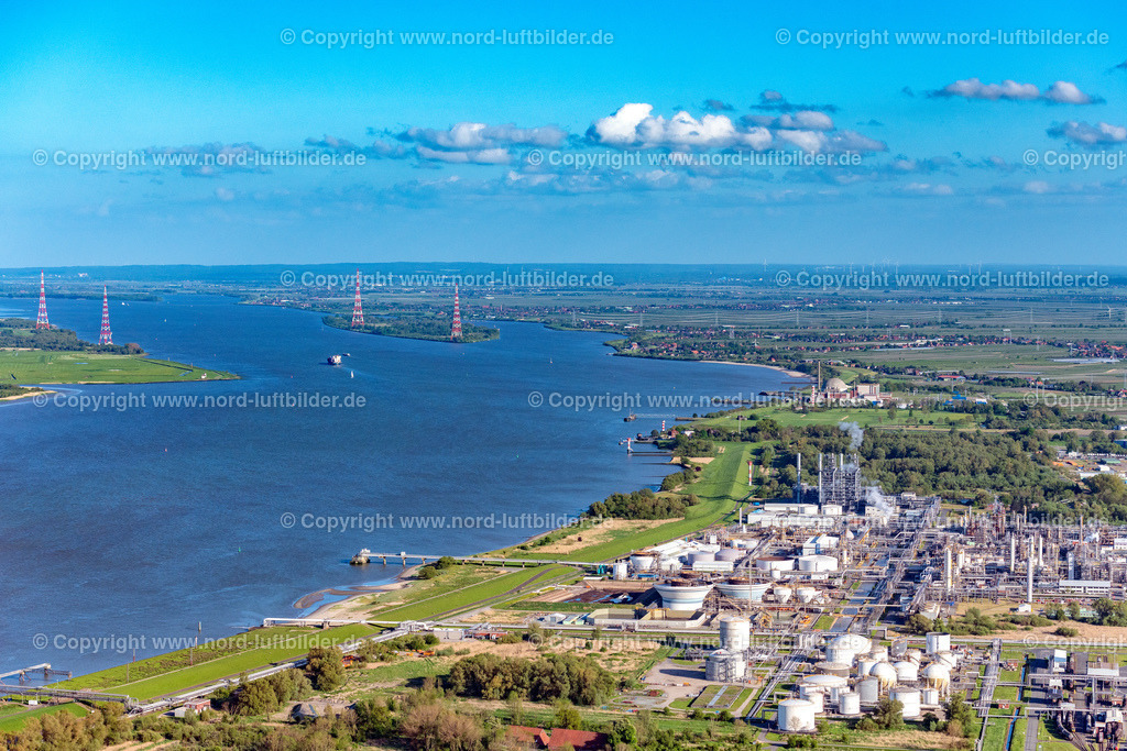 Stade_Seehafen_Lng_ELS_7875140522 | STADE 14.05.2022 Hafenanlage Stader Seehafen AOS am Bützflether Sand in Bützfleth im Bundesland Niedersachsen, Deutschland. Auf der Grünfläche soll bis 2026 der Hanseatic Energy Hub entstehen. Das geplante Terminal für den Import von verflüssigtem Erdgas (LNG) wird in den vorhandenen Industriepark integriert. Weiterführende Informationen bei: AOS Aluminium Oxid Stade GmbH,  Dow Deutschland Anlagengesellschaft mbH. // Port facility Stader Seehafen AOS am Buetzflether Sand in Buetzfleth in the state Lower Saxony, Germany. The Hanseatic Energy Hub is to be built on the green space by 2026. The planned terminal for the import of liquefied natural gas (LNG) will be integrated into the existing industrial park. Further information at: AOS Aluminium Oxid Stade GmbH,  Dow Deutschland Anlagengesellschaft mbH. Foto: Martin Elsen