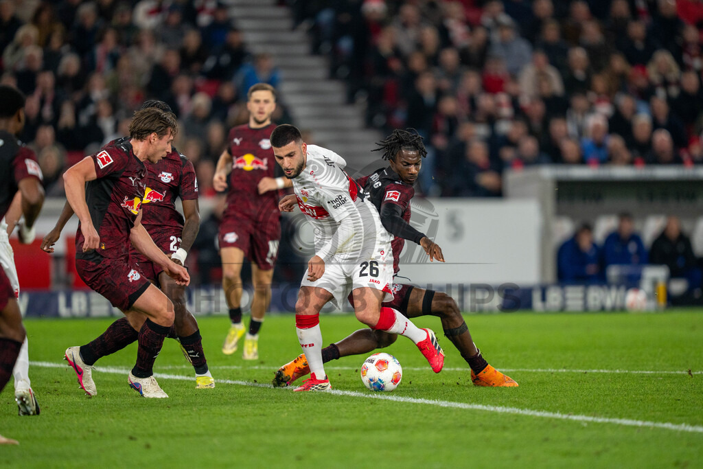 VfB Stuttgart vs. RB Leipzig, Fussball, 1. Bundesliga, 26. Spieltag, 15.03.2026 | Castello Lukeba (RB Leipzig, #23) und Ezechiel Banzuzi (RB Leipzig, #06) gegen Deniz Undav (VfB Stuttgart, #26),VfB Stuttgart vs. RB Leipzig, Fussball, 1. Bundesliga, 26. Spieltag, 15.03.2026Foto: photosbyphips/Philip Ziegler