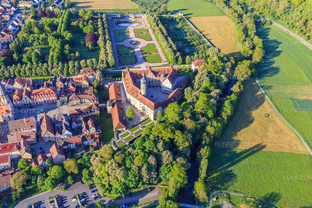 Luftbild: schloss Weikersheim mit Rosengarten, Alchemie- und Hexengarten in Weikersheim im Bundesland Baden-Württemberg in Deutschland.Foto: IMG_146410.jpg vom 10.05.2025 durch Werner Riehm/FLY-FOTO.deKulturschätze BW - Allgemeine Nachrichten und KulturbeiträgeAlchemie- und Hexengarten