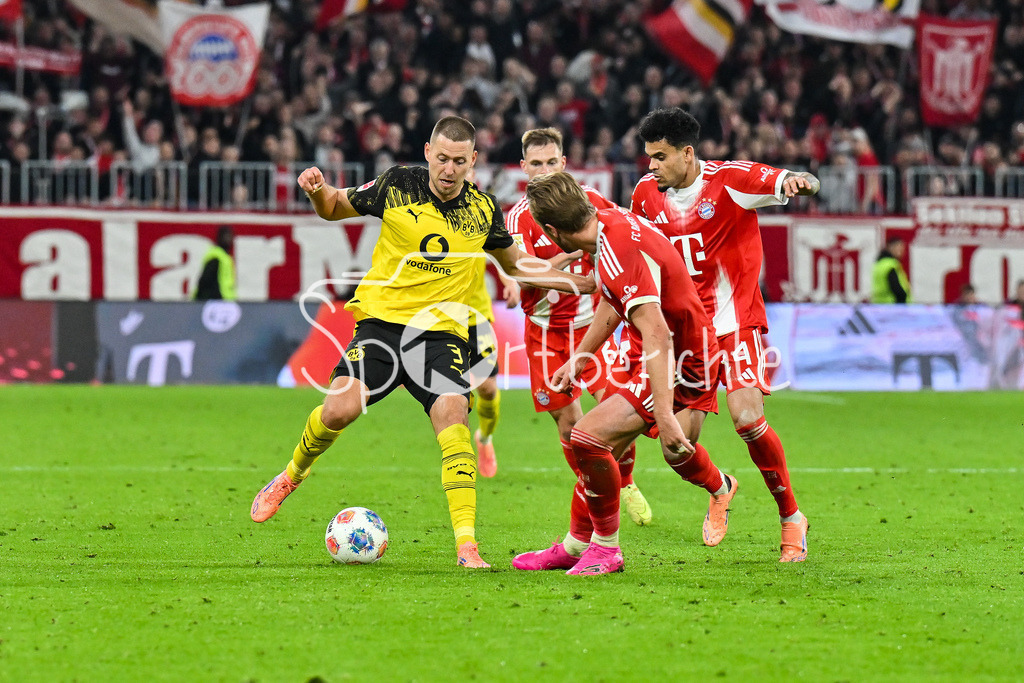 FC Bayern München - Borussia Dortmund | MUNICH, GERMANY - Waldemar ANTON (Borussia Dortmund 3) against Harry KANE (FC Bayern Munich 9) and Luis DIAZ (FC Bayern Munich 14) during the bundesliga match between FC Bayern Munich vs. Borussia Dortmund on matchday 7 at Allianz Arena on October 18, 2025 in Munich, Germany / DFL REGULATIONS PROHIBIT ANY USE OF PHOTOGRAPHS AS IMAGE SEQUENCES AND/OR QUASI-VIDEO