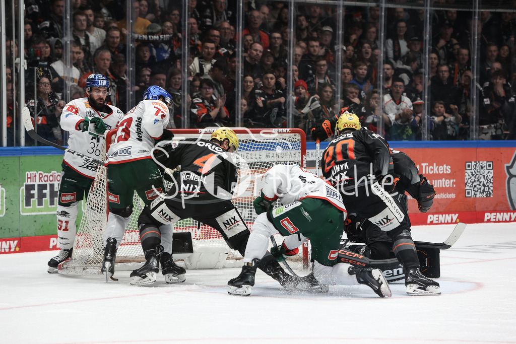 Löwen Frankfurt - Augsburger Panther | Der Puck will nicht ins Tor / Luke ESPOSITO (AEV #91) / Matthew PUEMPEL (AEV #73) / Julius HUDACEK (FRA #33)