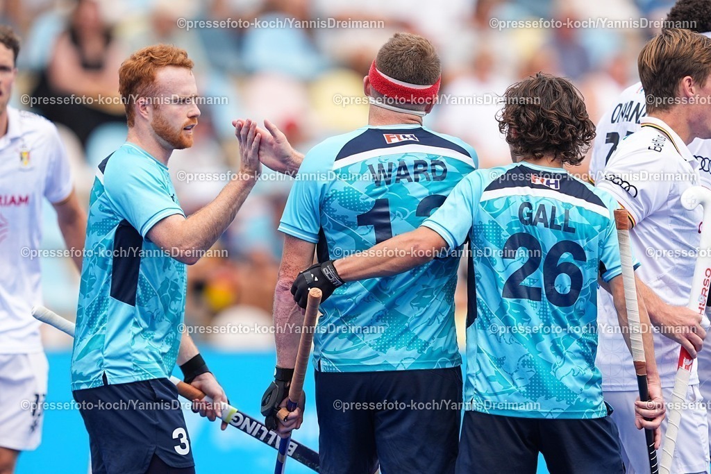 xydrx1408252014 | 14.08.2025, xydrx, Herren EuroHockey Championship 2025, Gruppe C, Belgien - England, Sparkassenpark Mönchengladbach: Torjubel nach dem Tor zum 1:1 für die Englische Feldhockey Nationalmannschaft durch Torschütze Sam Ward (ENG #13) und Jack Waller (ENG #3)