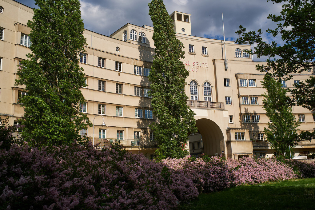 Blick auf den Karl-Seitz-Hof | Wien, Austria - May 02, 2020: Wiener Wohnen; Blick auf den Karl-Seitz-Hof vom Karl Seitz Park. - Realisiert mit Pictrs.com