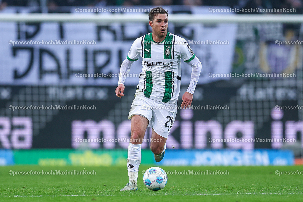 BMG14122401030 | 14.12.2024, Fußball, Borussia Mönchengladbach - Holstein Kiel, 1. Fußball Bundesliga, Borussia-Park, Saison 2024 2025: Joe Scally (Mönchengl. #29)DFB regulations prohibit any use of photographs as image sequences and or quasi-video.