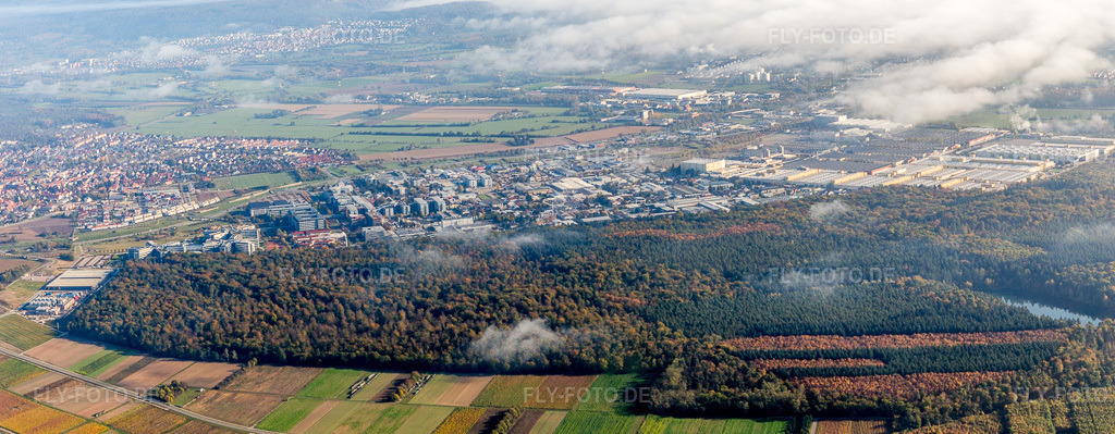 Luftbild: Gewerbegebiet und Firmenansiedlung mit Standort SAP SE und der Heidelberger Druckmaschinen AG in Walldorf im Bundesland Baden-Württemberg in Deutschland. Foto: IMG_104120-Pano.jpg vom 31.10.2017 durch Werner Riehm/FLY-FOTO.deAuflösung des Originals: 8982 x 3496 px