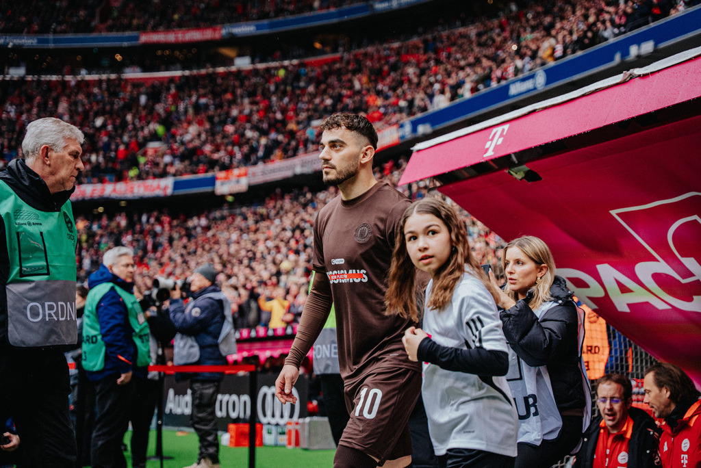 DSC08392 | Der offizielle Shop für FC St. Pauli Fotos. Wähle aus Spielszenen & Fanmomenten dein FCSP Wunschformat. Wir liefern Millerntor-Atmosphäre.