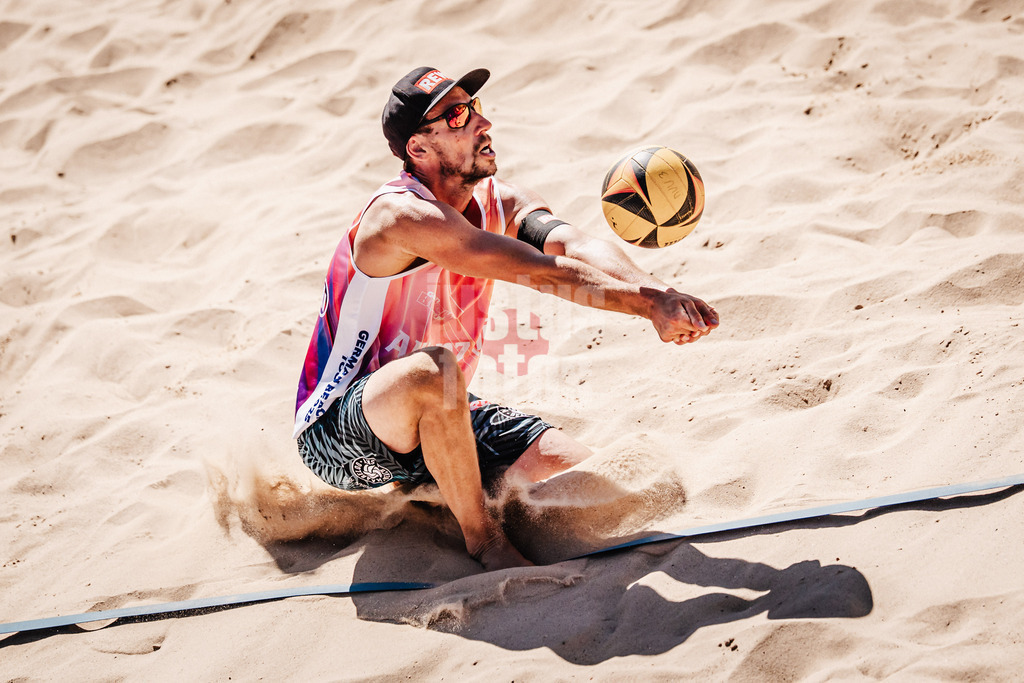 Beachvolleyball | Männer | Allianz German Beach Tour 2025 | Tourstop Berlin | 21.08.2025 | Nejc Zemljak nimmt den Ball an