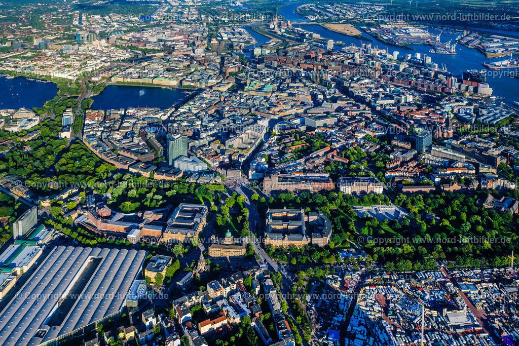 Hamburg_Mitte_ELS_2735090823 | HAMBURG 20.08.2023 Stadtzentrum im Innenstadtbereich am Ufer der Alster im Ortsteil Altstadt in Hamburg, Deutschland. // The city center in the downtown area on lake side of Alster in the district Altstadt in Hamburg, Germany. Foto: Martin Elsen