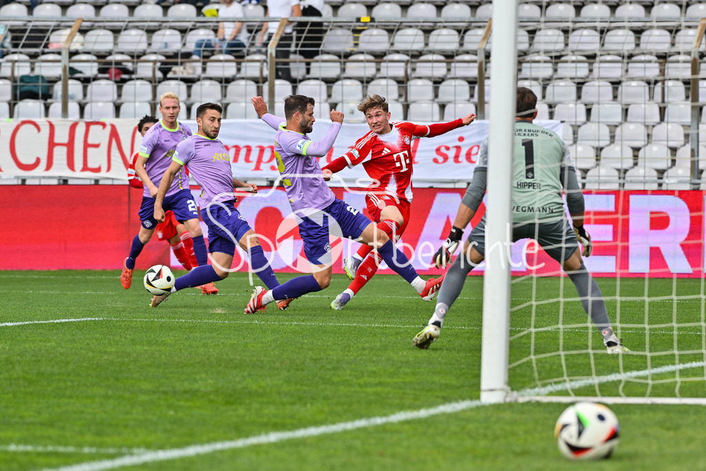 FC Bayern Amateure - FC Würzburger Kickers | in dieser Szene kann Tim Andreas BINDER (FC Bayern Muenchen II 11) den Ball zurück legen / Regionalliga Bayern: FC Bayern Amateure - FC Würzburger Kickers; Grünwalder Stadion am 27.09.2025