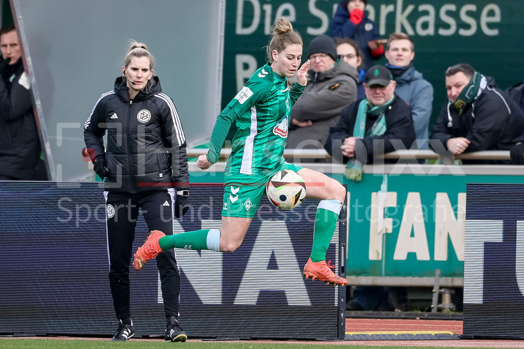 Fussball, Google Pixel Frauen-Bundesliga, SV Werder Bremen - RB Leipzig | v.li.: Saskia Matheis (SV Werder Bremen, 19) am Ball, Einzelbild, Ganzkörper, Aktion, Action, Spielszene, DIE DFB-RICHTLINIEN UNTERSAGEN JEGLICHE NUTZUNG VON FOTOS ALS SEQUENZBILDER UND/ODER VIDEOÄHNLICHE FOTOSTRECKEN. DFB REGULATIONS PROHIBIT ANY USE OF PHOTOGRAPHS AS IMAGE SEQUENCES AND/OR QUASI-VIDEO.