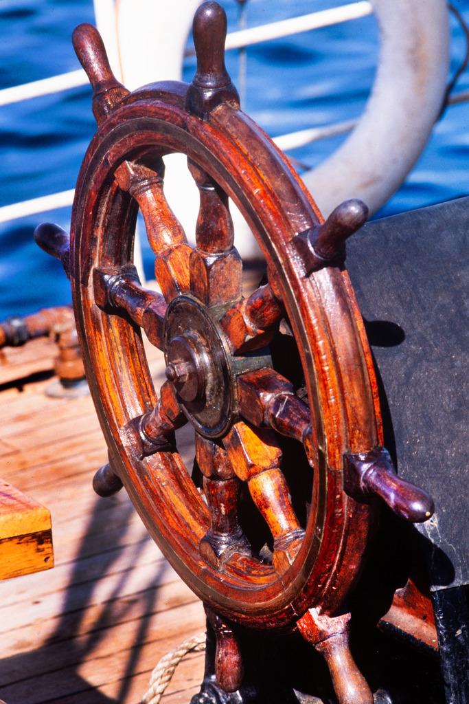 Fuerteventura_RoseofSharon_Velero_0386a | Antikes Steuer der Rose of Sharon im
Wrack eines Segelmasters auf Fuerteventura in den 80er Jahren
Jandia, Morro Jable. Nähe Strand des Club Aldiana