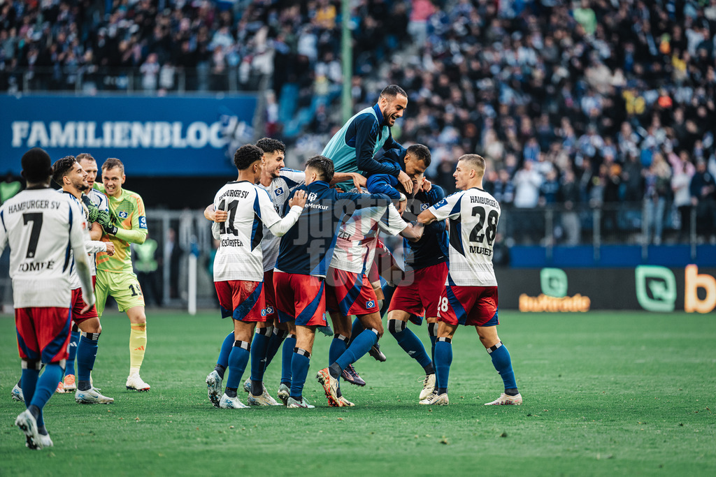 Fußball | Männer | Saison 2024/2025 | 2. Fußball-Bundesliga | 7. Spieltag | Hamburger SV vs. SC Paderborn 07 | 28.09.2024 | Das Tor von Robert Glatzel (#9, HSV) wird aberkannt, Torjubel