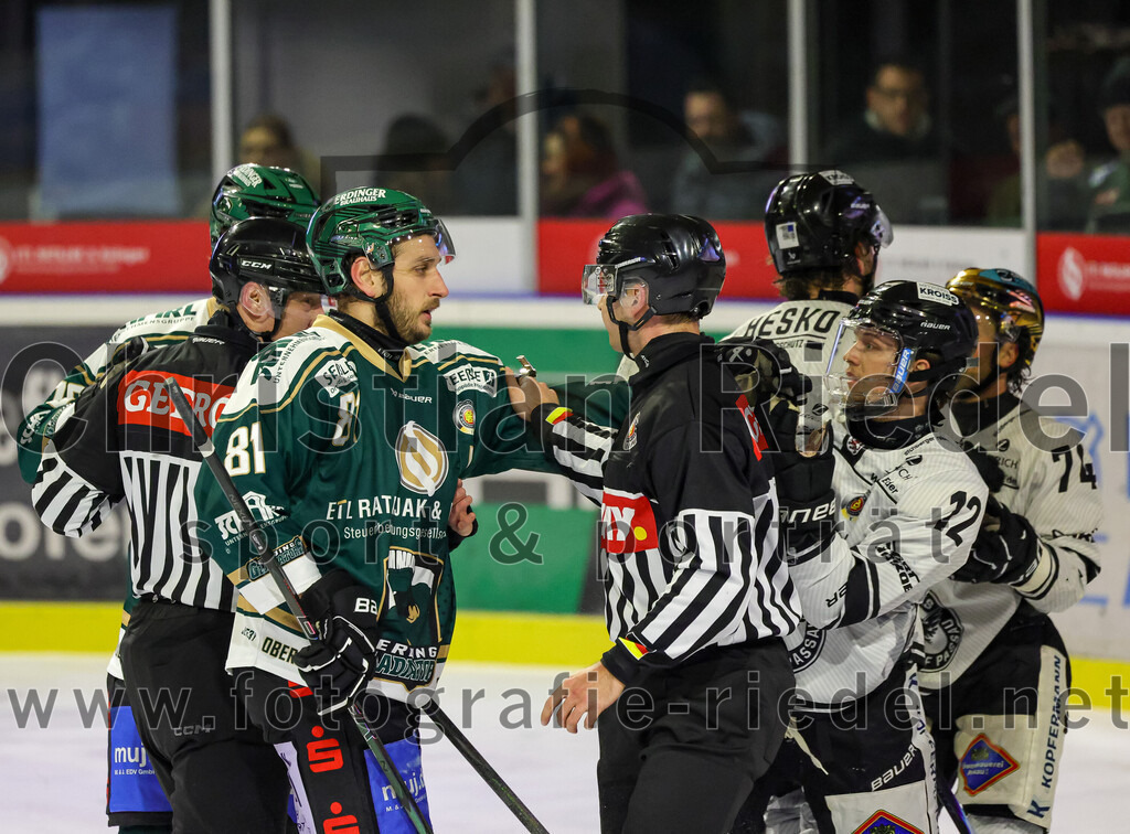 2026-01-30_104_TSV_Erding_gegen_EHF_Passau_Black_Hawks | Erding, Deutschland, 30.01.2026:Eishockey, Oberliga Süd 2025 / 2026, 42. Spieltag, TSV Erding gegen EHF Passau Black Hawks, Endergebnis: 2:6Maximilian Forster (Erding Gladiators, #81), Zack Nazzarett (EHF Passau Black Hawks, #12)Foto: Christian Riedel / fotografie-riedel.net