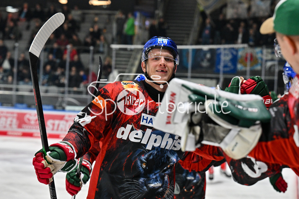 Augsburger Panther - Straubing Tigers | Jubel der Panther nach dem Treffer zum 1-0 / Freude / Happy / Tor / DEL: Augsburger Panther - Straubing Tigers, Curt Frenzel Stadion am 29.11.2024 / Im Bild Alexander OBLINGER (Augsburger Panther #50)