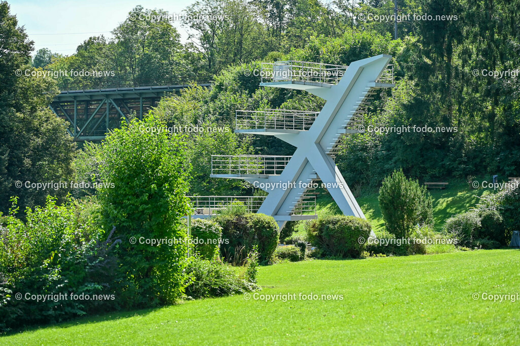 Steyr Freibad_ Stadtbad_ 25.08.2023-6 | 29.08.2023, Steyr, AUT, Freibad, Erholungsanlage, Stadtbad, im Bild Sportbecken, Sprungturm, Schwimmbecken, Wasser, Bademeister
