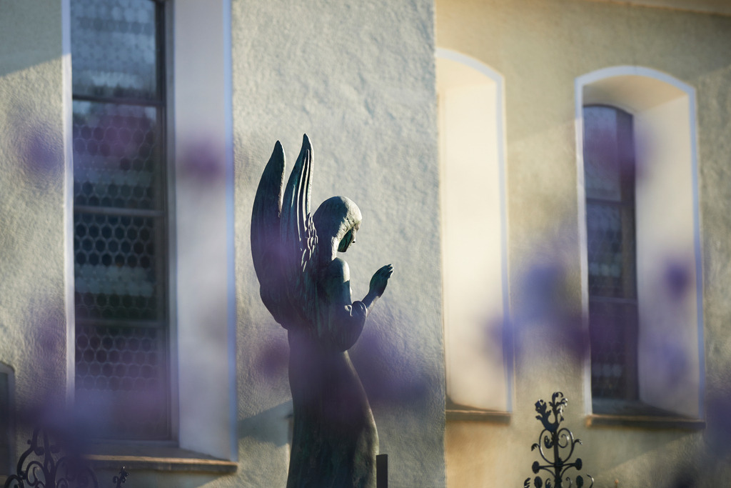 Friedhof Schwarzenberg | Schwarzenberg, Austria - August 04, 2014: Ein Engel im Friedhof Schwarzenberg. - Realisiert mit Pictrs.com