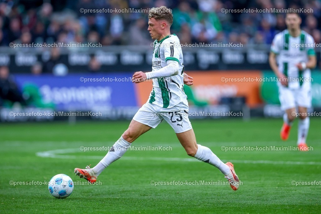 BMG21022501048 | 22.02.2025, Fußball, Borussia Mönchengladbach - FC Augsburg, 1. Fußball Bundesliga, Borussia-Park, Saison 2024 2025: Robin Hack (Mönchengl. #25)DFB regulations prohibit any use of photographs as image sequences and or quasi-video.