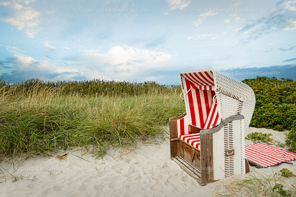 Strandkorb in den Dünen | Ein einzelner Strandkorb steht im Sand in den Dünen an der Ostsee.  - Realisiert mit Pictrs.com