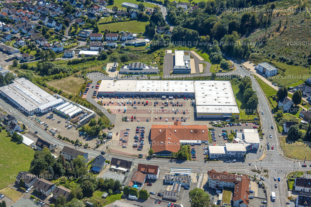 Kierspe250812979 | Luftbild, Einkaufszentrum mit Parkplatz Kölner Straße, Kierspe, Sauerland, Nordrhein-Westfalen, Deutschland