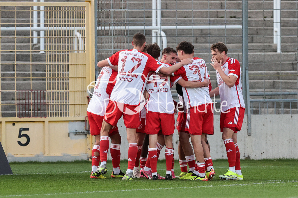FC Bayern Amateure - TSV Aubstadt | Jubel der Bayern Amateure nach dem Tor zum 1-0 durch Lovro ZVONAREK (FCB #8) / Freude / Treffer / Torschuetze