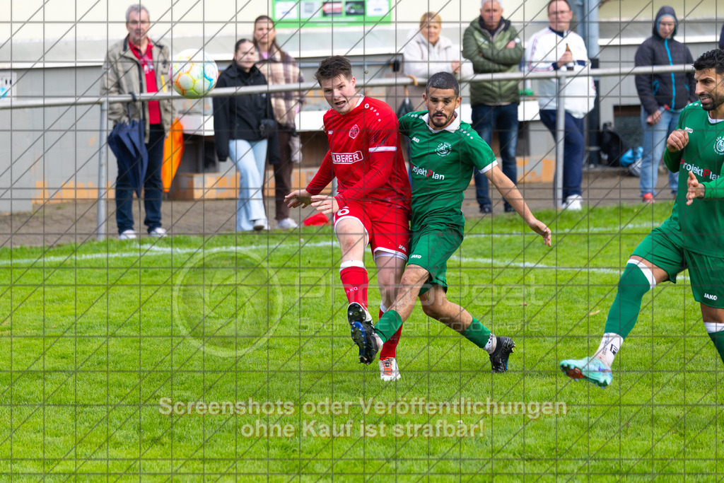 20261011_161422_0302_(c)_by_PhotoPeet | Simon Schmid (1.FC Donzdorf #16) und Samil Gün (KSG Eislingen #18)KSG Eislingen (grün) vs. 1.FC Donzdorf (rot), Fußball, Bezirksliga - Bezirk Neckar/Fils, 07. Spieltag, Saison 2026/2027, Rasensportplatz, Albstraße 69, 73054 Eislingen, 11.10.2026 - 15:00 Uhr,Foto: PhotoPeet / Sport- &amp; Eventfotografie / Peter Harich