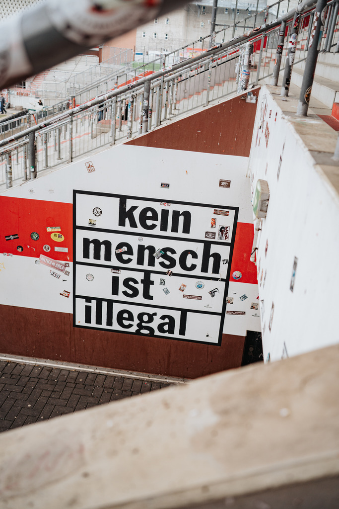HEV07270 | Der offizielle Shop für FC St. Pauli Fotos. Wähle aus Spielszenen & Fanmomenten dein FCSP Wunschformat. Wir liefern Millerntor-Atmosphäre.