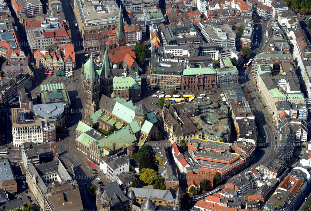3293626 | BREMEN  Altstadtbereich- Insel und Innenstadtzentrum am Ufer des Flußverlaufes der Weser im Ortsteil Mitte in Bremen, Deutschland. Weiterführende Informationen bei: Stadt Bremen,  WFB Wirtschaftsförderung Bremen GmbH,  swb AG. // Old Town area and city center in the district Mitte in Bremen, Germany. Further information at: Stadt Bremen,  WFB Wirtschaftsfoerderung Bremen GmbH,  swb AG. Foto: Gerhard Launer