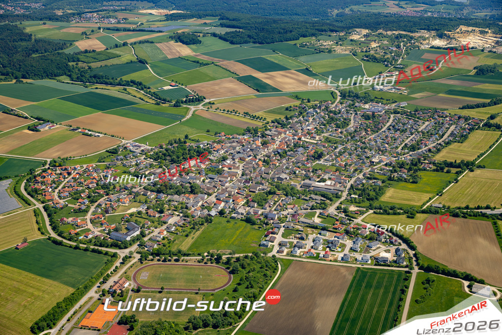 Aktuelles Luftbild von  Langenaltheim - Die Luftaufnahme wurde 2022 mittels UL-Flugzeug erstellt ( keine Drohne ) - hochauflösende Kamera-Systeme von  Canon -Beste Qualität - Für grossformatige Ausdrucke geeignet. Die Geschenkidee !