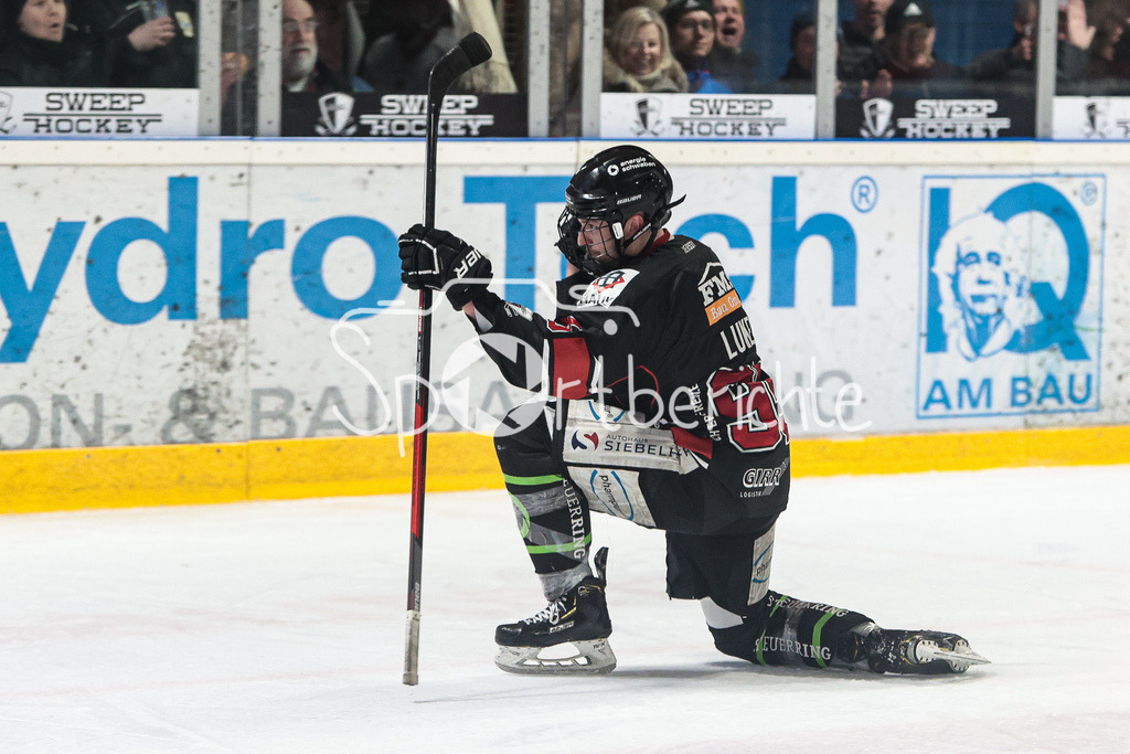 EHC Königsbrunn - TEV Miesbach | Max LUKES (EHC #95) freut sich ueber den Treffer zum 2-1 fuer Koenigsbrunn / Torjubel / Jubel / Freude / Tor