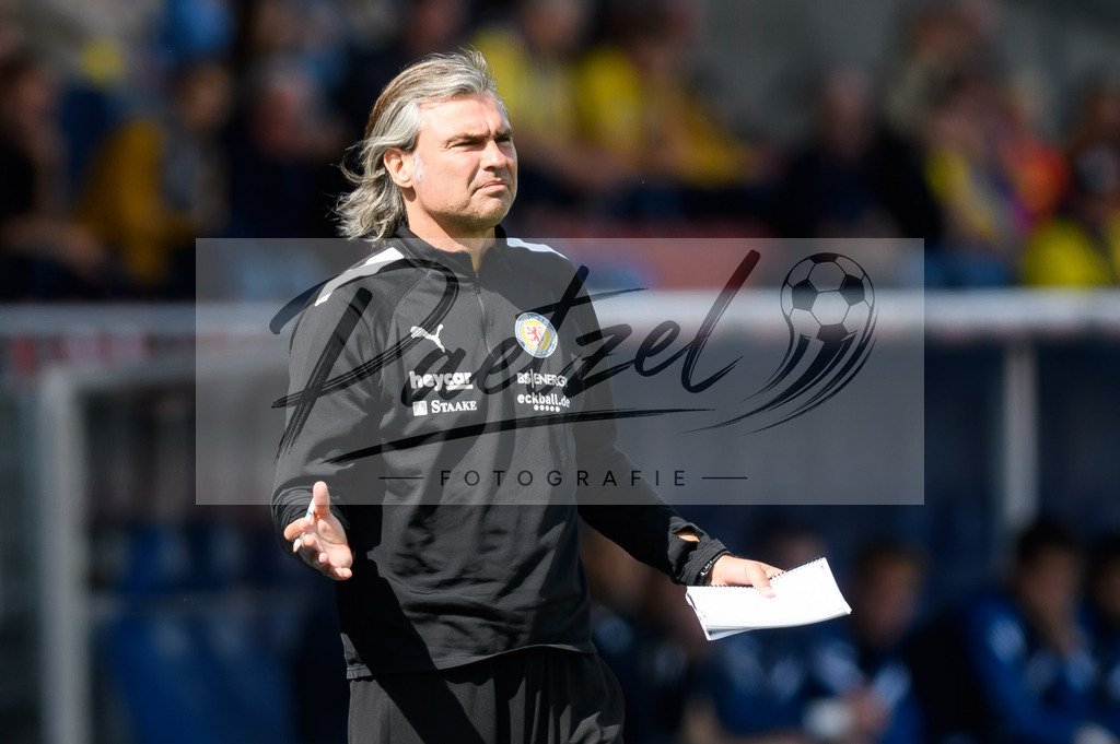 EBSTSV20210828_093 | Fussball, Herren: Co-Trainer Matthias Lust (Eintracht Braunschweig) gestikuliert beim Spiel der 3. Liga zwischen Eintracht Braunschweig und TSV 1860 Muenchen im Eintracht-Stadion am 28.08.2021 in Braunschweig, Deutschland.DFB / DFL REGULATIONS PROHIBIT ANY USE OF PHOTOGRAPHS AS IMAGE SEQUENCES AND/OR QUASI-VIDEO. - Realisiert mit Pictrs.com