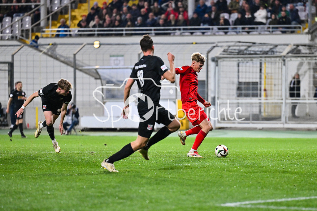 FC Bayern Amateure - SpVgg Hankofen-Hailing | in dieser Szene erzielt Samuel UNSOELD (FC Bayern München II #9) den Treffer zum 1-0 fuer die Bayern Amateure / Tor / Torschuetze / Freude / Happy / Regionalliga Bayern: FC Bayern Muenchen II - SpVgg Hankofen-Hailing, Gruenwalder Stadion am 28.03.2025