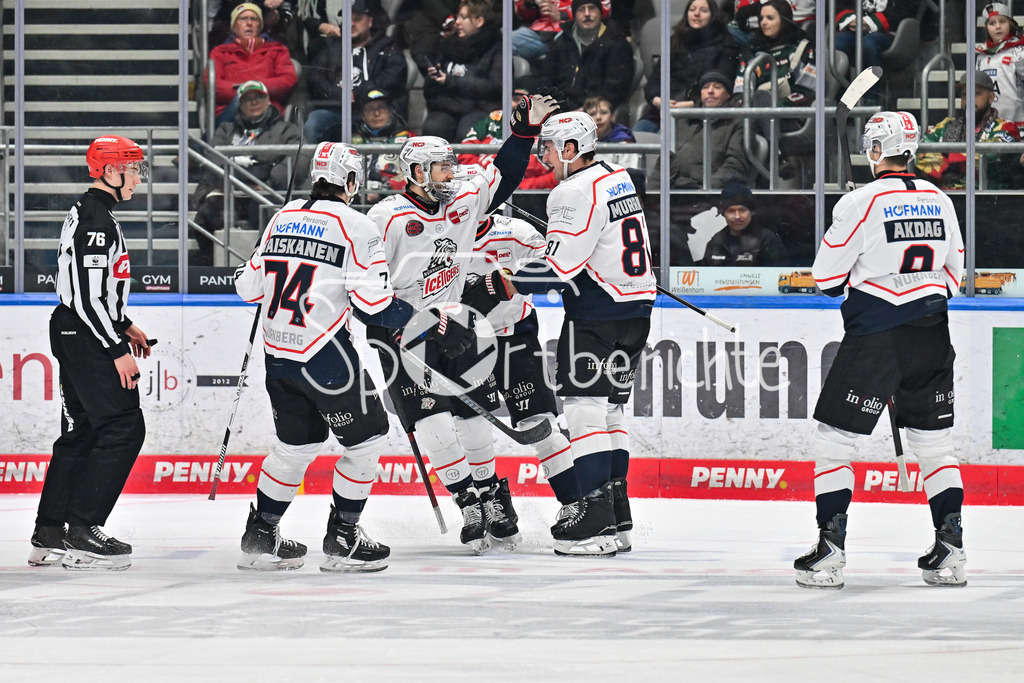 Augsburger Panther - Nürnberg Ice Tigers | AUGSBURG, GERMANY - 23. DECEMBER: Jubel der Ice Tigers nach dem Treffer zum 0-1 durch Samuel Dove-McFALLS (Nürnberg Ice Tigers 75) während dem Match zwischen den Augsburger Panthern und den Nürnberg Ice Tigers am 31. Spieltag der Penny DEL im Curt Frenzel Stadion