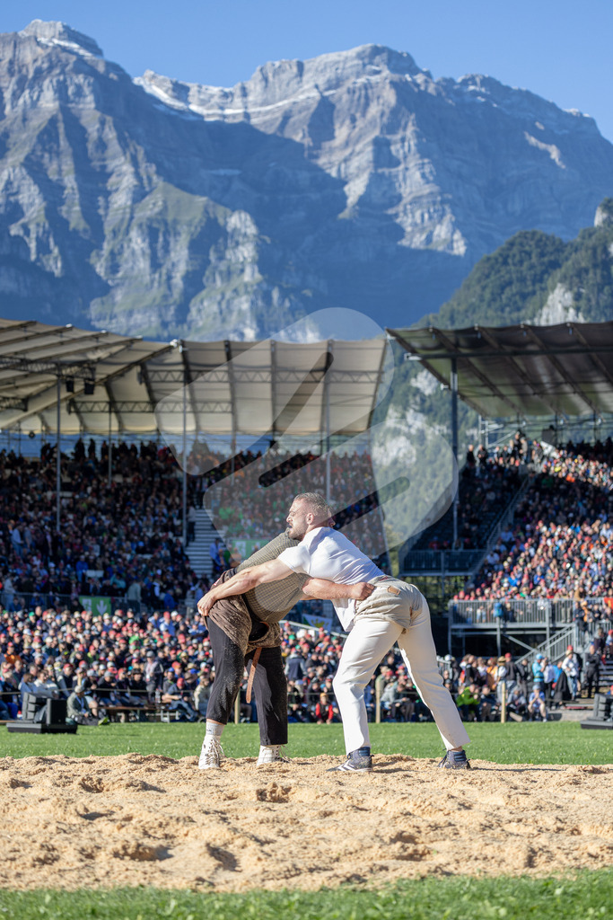 ESAF2025_05Gang_6175 | Die Schwinger des Schwyzer Kantonalen Schwingerverbandes: Fotos, die Dynamik und Leidenschaft festhalten, sowie emotionale Momente aus dem traditionellen Schwingsport zeigen. - Realisiert mit Pictrs.com
