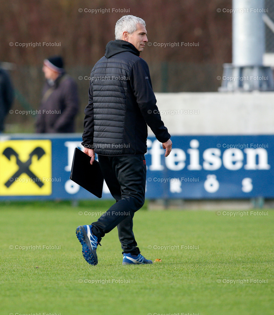 A_LUI_05112022_04 | SPORT FUSSBALL LT1 OOE LIGA ASKOE OEDT-ASK CARE IH STEYR ST.VALENTIN 05.11.2022 IM BILD: TRAINER PETER RIEDL (ASK ST.VALENTIN) FOTO:FOTOLUI