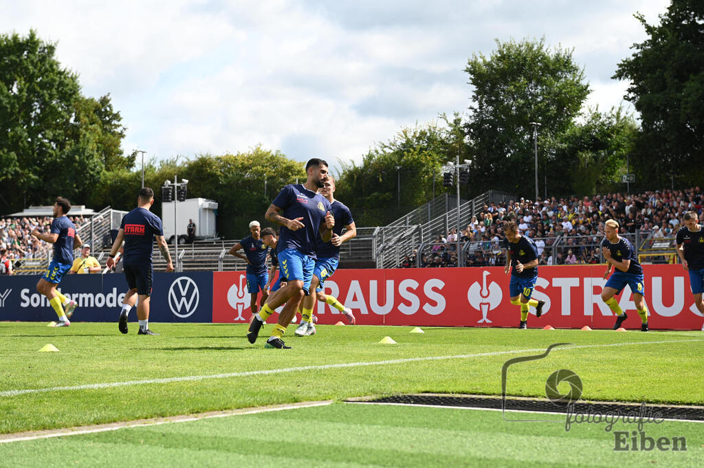 SV Atlas-Delmenhorst-Borussia Mönchengladbach | DFB-Pokal 1. Runde;SV Atlas Delmenhorst (gelb)-Borussia Mönchengladbach (schwarz) am 17.08.2025 in Oldenburg (Marschweg-Stadion), Photo: Philip Eiben 2025 - Realisiert mit Pictrs.com