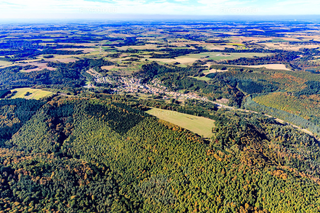 Vue aérienne: Vue de la ville depuis le sud-est à Schorbach dans le département Moselle, France – .Photo: IMG_095181.jpg prise le 16/10/2016 par Werner Riehm/FLY-FOTO.eu – Résolution de l'original: 5190 x 3460 px