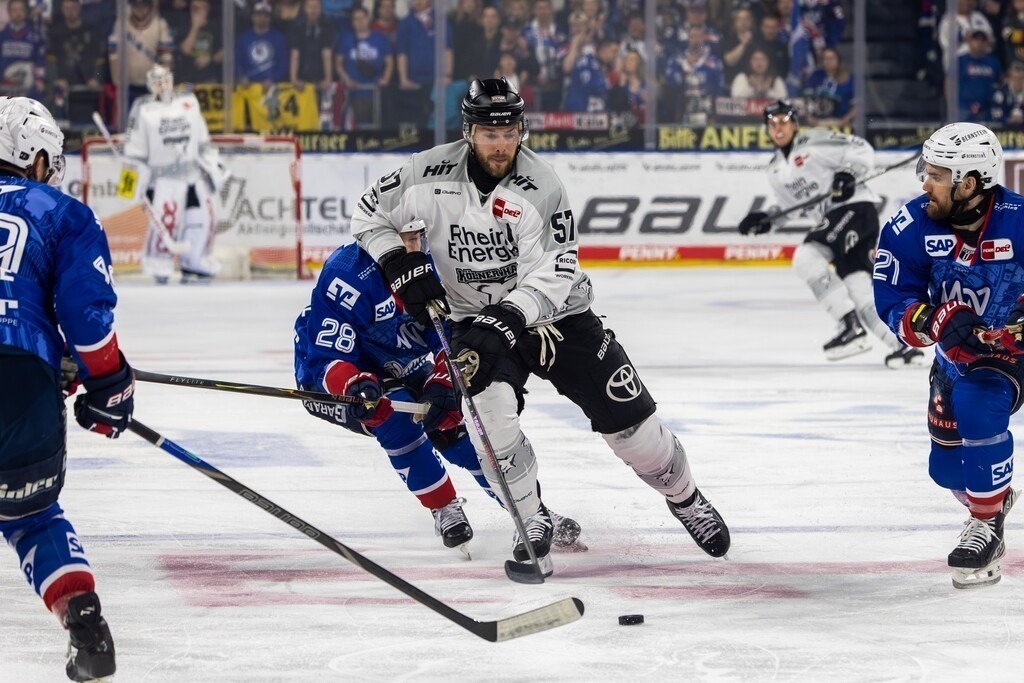 DEL, Deutsche Eishockey Liga Saison 2025/26, 49. Spieltag: Adler Mannheim gegen Kölner Haie | DEL, Deutsche Eishockey Liga Saison 2025/26, 49. Spieltag: Adler Mannheim gegen Kölner Haie***Am Puck: Brady Austin (57, Köln) - Realisiert mit Pictrs.com