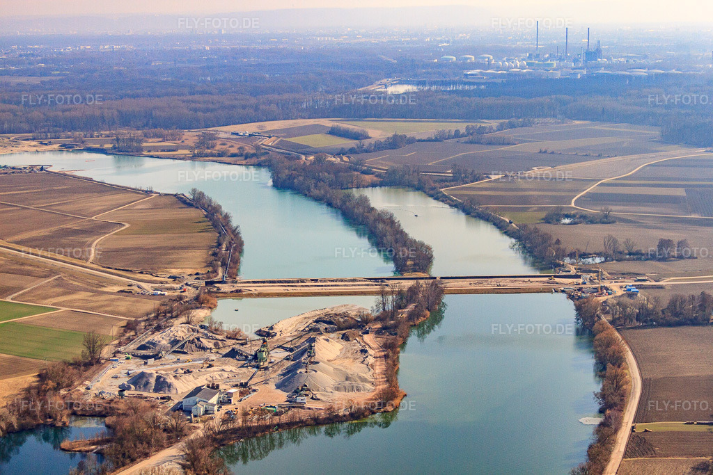 Luftbild: Polderdamm durch den Baggersee in Neupotz im Bundesland Rheinland-Pfalz in Deutschland. Foto: IMG_48924.jpg vom 09.03.2012 durch Werner Riehm/FLY-FOTO.de