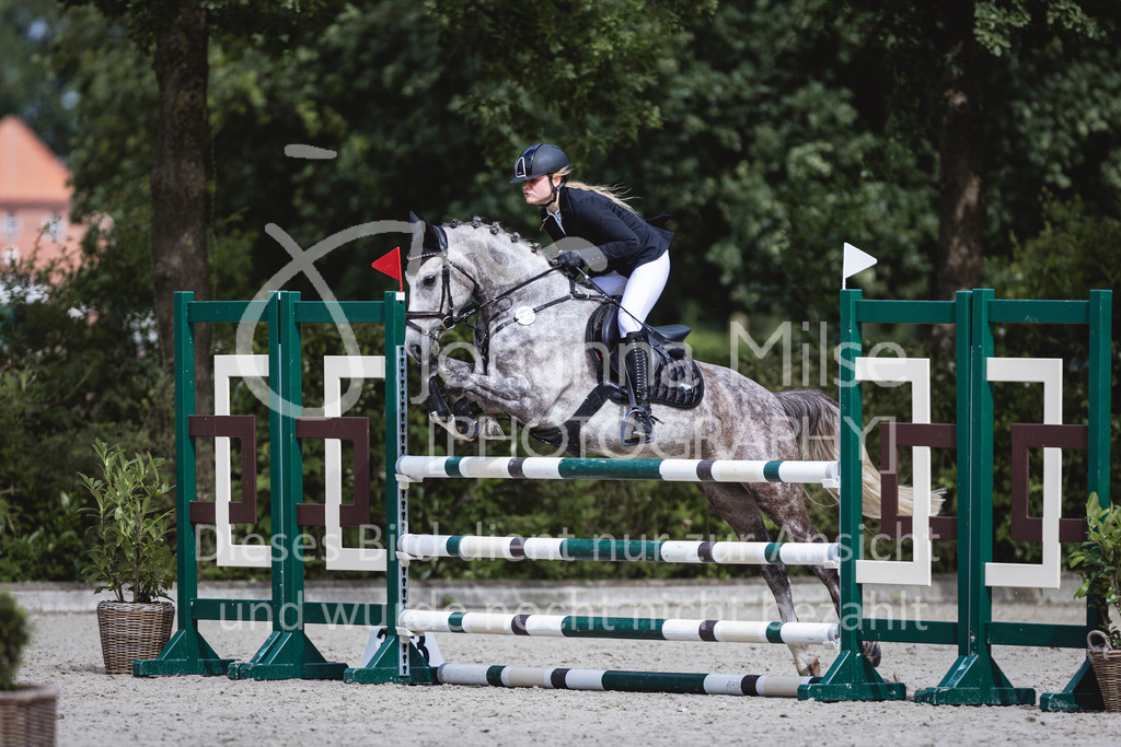 240616_Lemwerder_Springpony-L-318 | Deine schönsten Turniermomente als professionelle Fotos! Entdecke hochwertige Pferdesport-Fotografie im Online-Shop. Jetzt Fotos finden & bestellen!