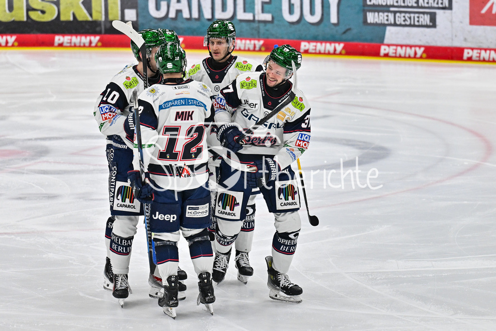 ERC Ingolstadt - Eisbären Berlin | INGOLSTADT, GERMANY - 18. DECEMBER: Jubel der Gäste nach dem Treffer zum 0-1 durch Markus VIKINGSTAD (Eisbären Berlin 37) / Tor / Torschuetze / Freude / Happy während dem Match zwischen dem ERC Ingolstadt und den Eisbären Berlin am 29. Spieltag der Penny DEL in der Saturn Arena