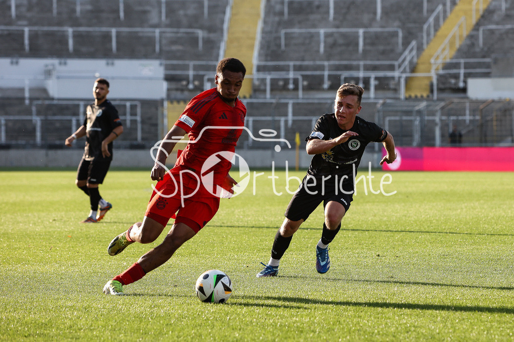 FC Bayern Amateure - SpVgg Ansbach | Im Duell Vincent MANUBA (FCB #2) und Nico HAYER (Ansbach #28) / Zweikampf